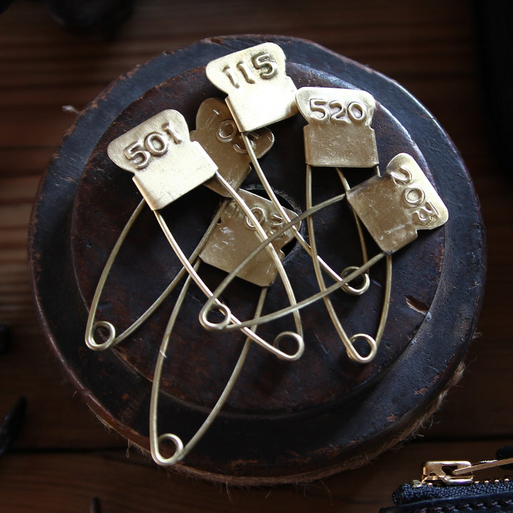 Broche numérotée en laiton