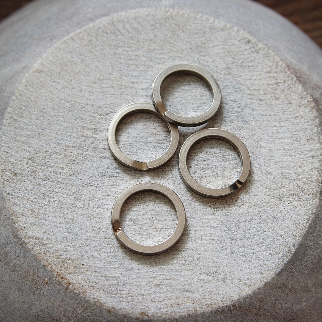 Bague fendue plate en argent mat