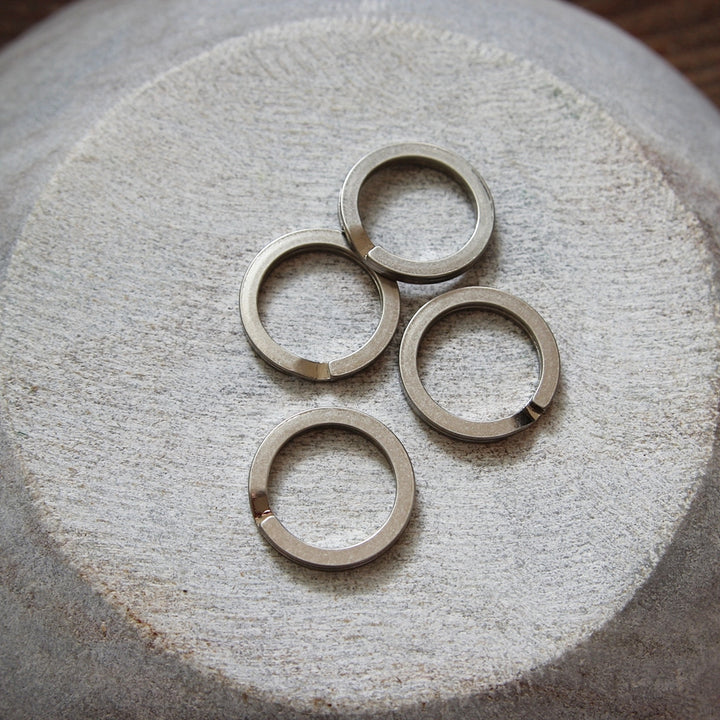 Bague fendue plate en argent mat