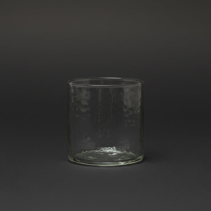 Hammered Tumbler aus gehärtetem Glas mit strukturierter Oberfläche.