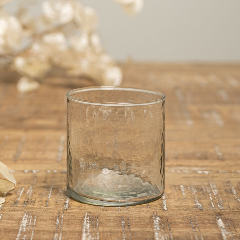 Hammered Tumbler aus gehärtetem Glas mit strukturierter Oberfläche.