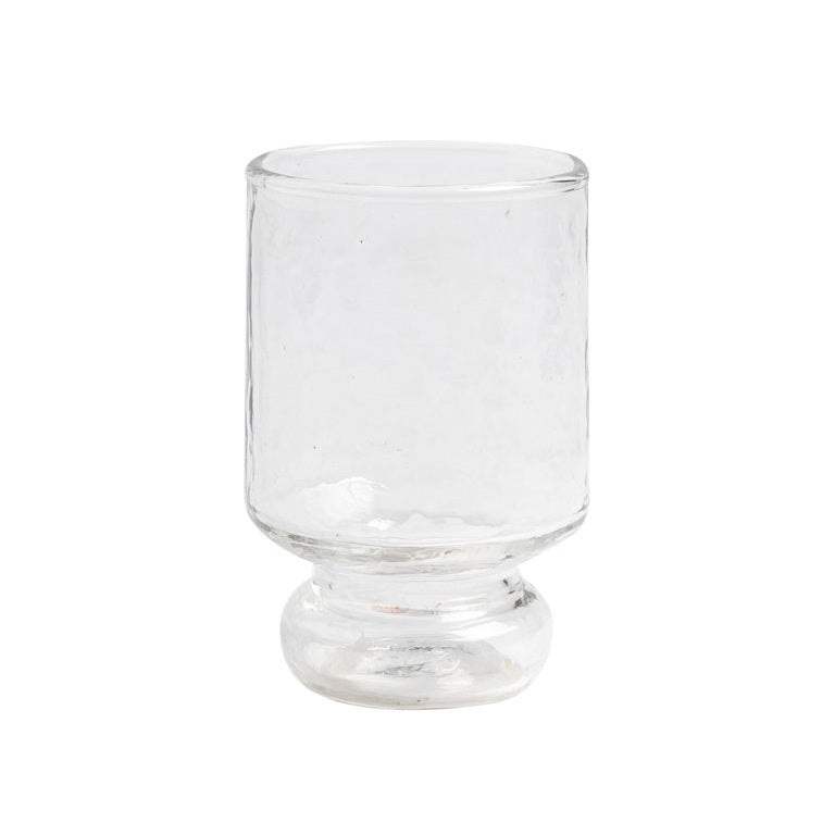 Stilvolles Weinglas aus gehämmertem Glas mit stabilem Standfuß.