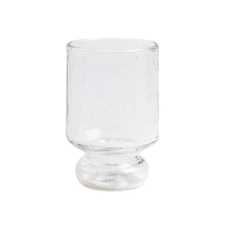 Stilvolles Weinglas aus gehämmertem Glas mit stabilem Standfuß.