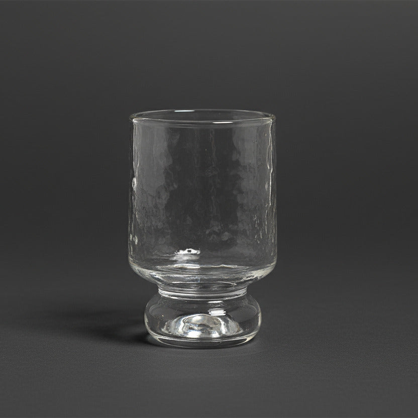 Stilvolles Weinglas aus gehämmertem Glas mit stabilem Standfuß.