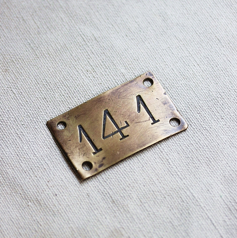 Messingplakette „141“ von Frapperie