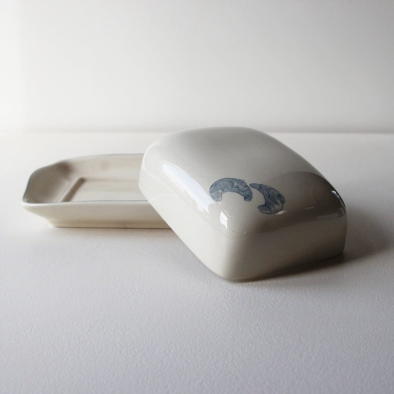 Handgefertigte Butterdose aus Steingut–Keramik
