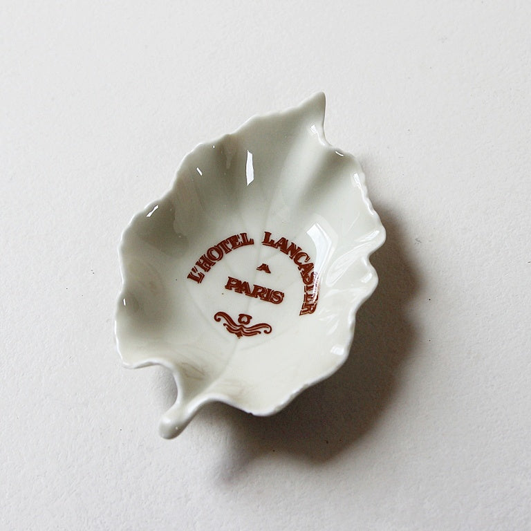 Limoges Porzellanschale in Blattform – L'Hôtel Lancaster Paris
