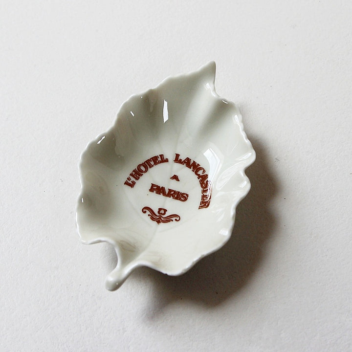 Limoges Porzellanschale in Blattform – L'Hôtel Lancaster Paris