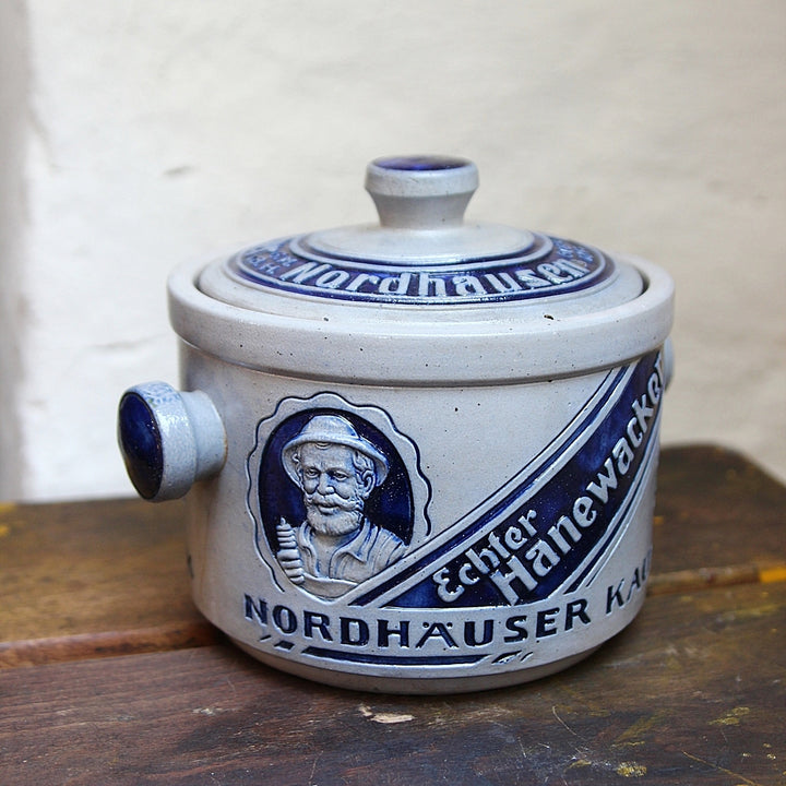Steinzeugkrug mit Deckel „Echter Nordhäuser Kautabak“