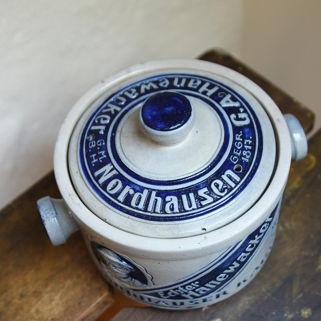 Steinzeugkrug mit Deckel „Echter Nordhäuser Kautabak“