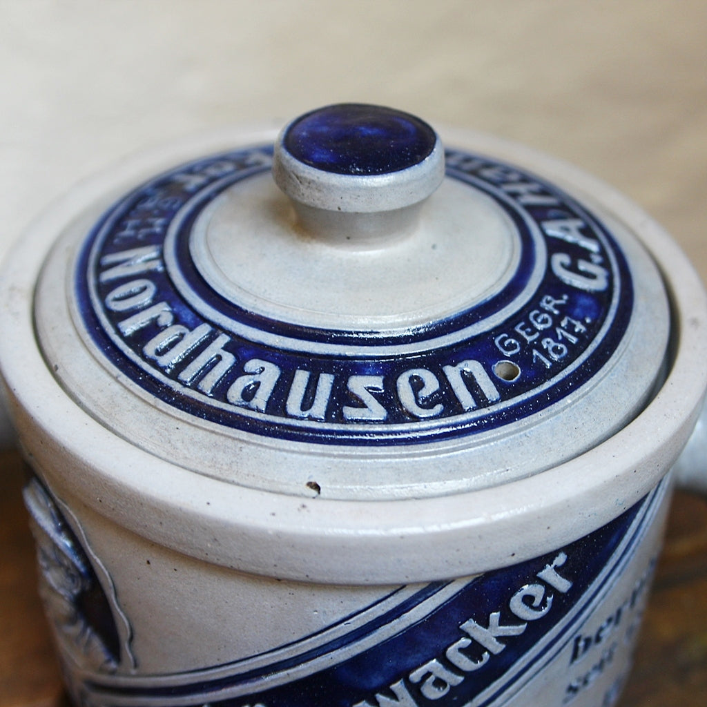 Steinzeugkrug mit Deckel „Echter Nordhäuser Kautabak“