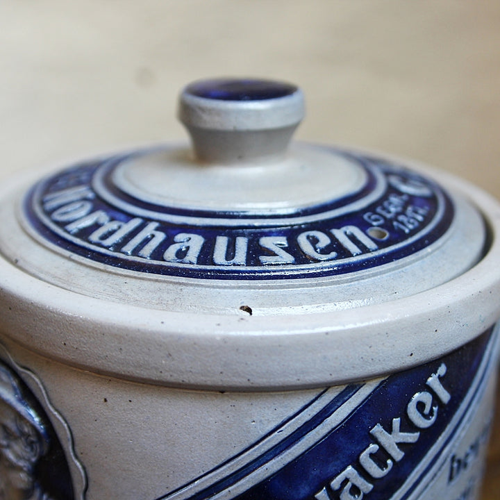 Steinzeugkrug mit Deckel „Echter Nordhäuser Kautabak“