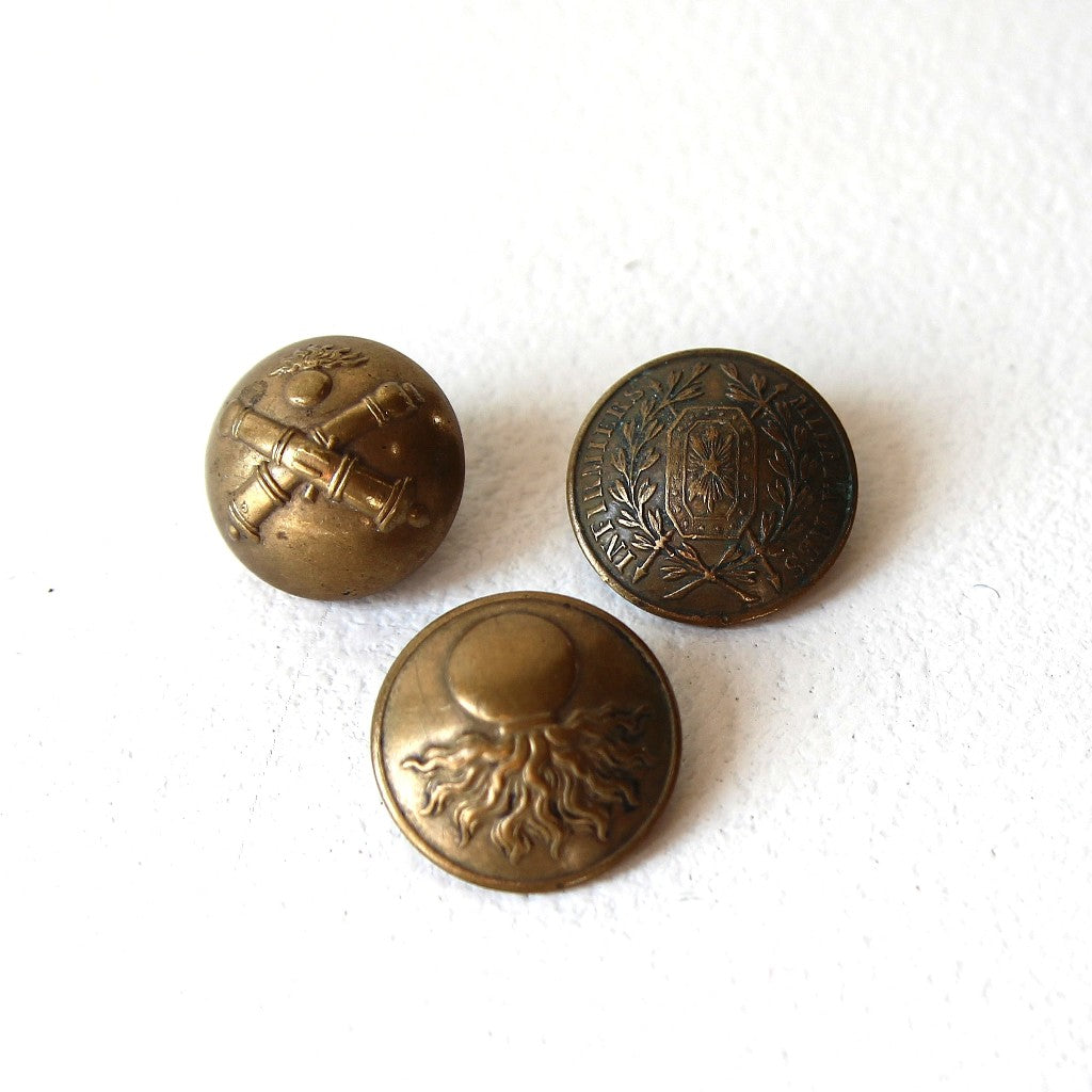 3er Set Französische Militärknöpfe – A.M. & Cie Paris