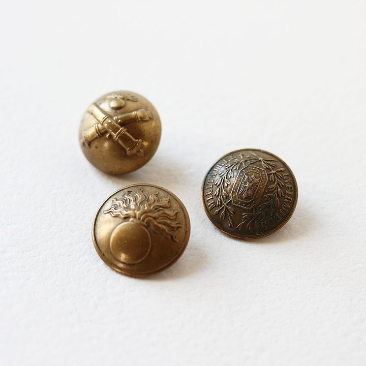 3er Set Französische Militärknöpfe – A.M. & Cie Paris