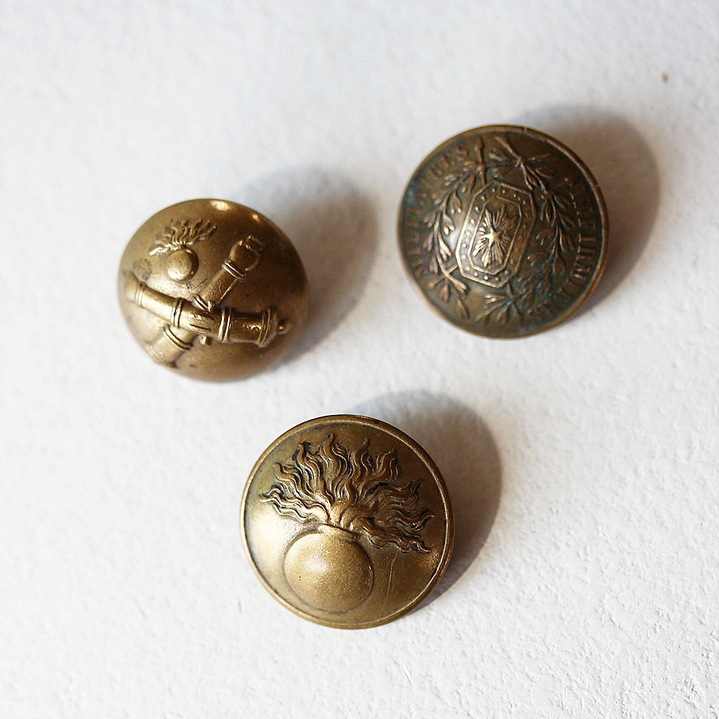 3er Set Französische Militärknöpfe – A.M. & Cie Paris