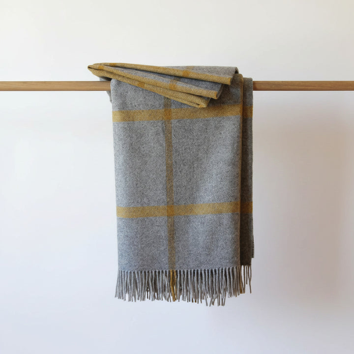 Plaid en laine d'agneau mérinos - Carreaux gris moutarde