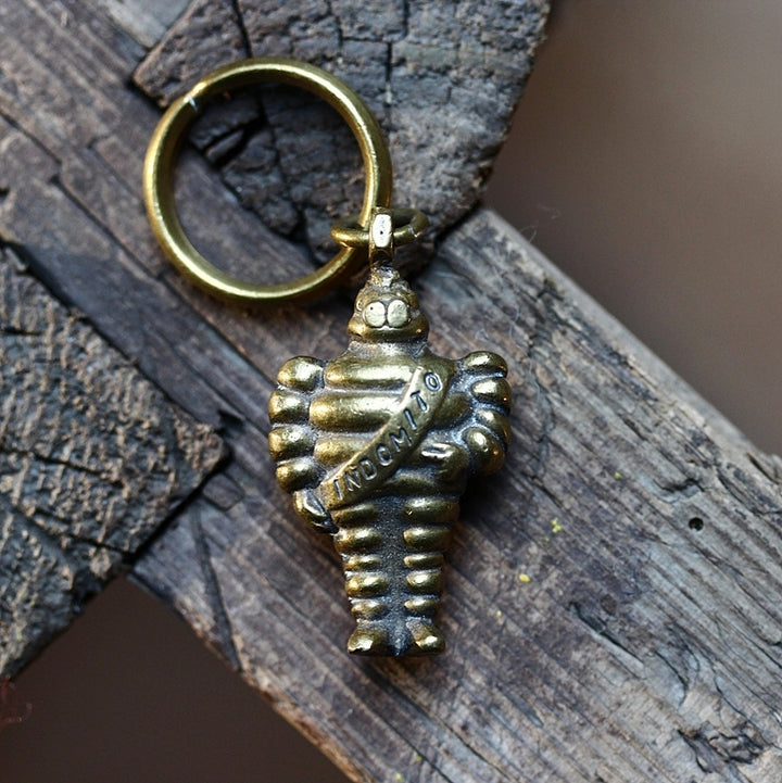 Messing-Schlüsselanhänger „Indomito“