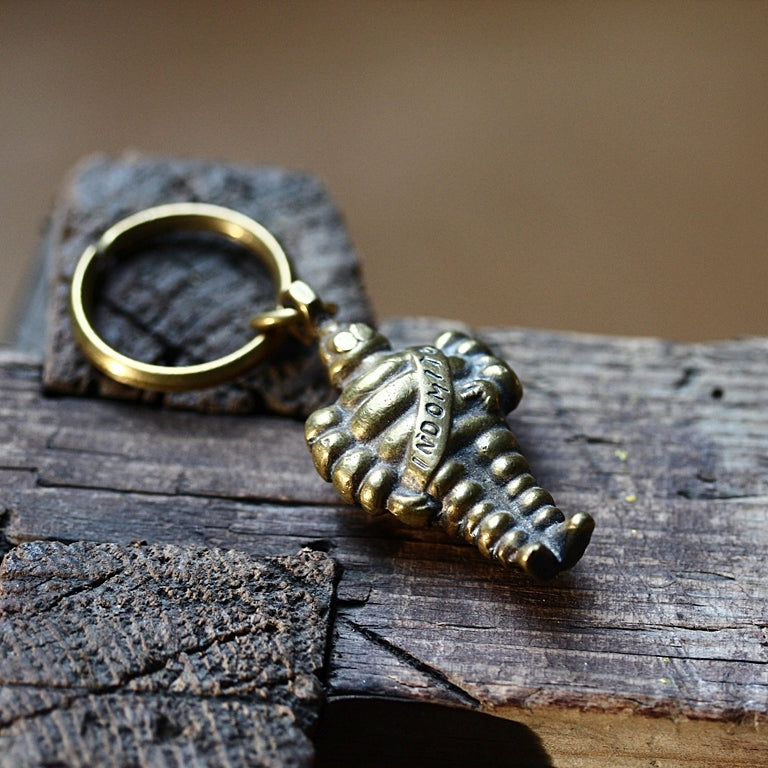 Messing-Schlüsselanhänger „Indomito“