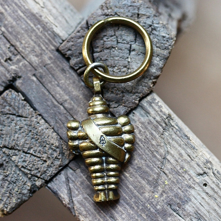 Messing-Schlüsselanhänger „Indomito“