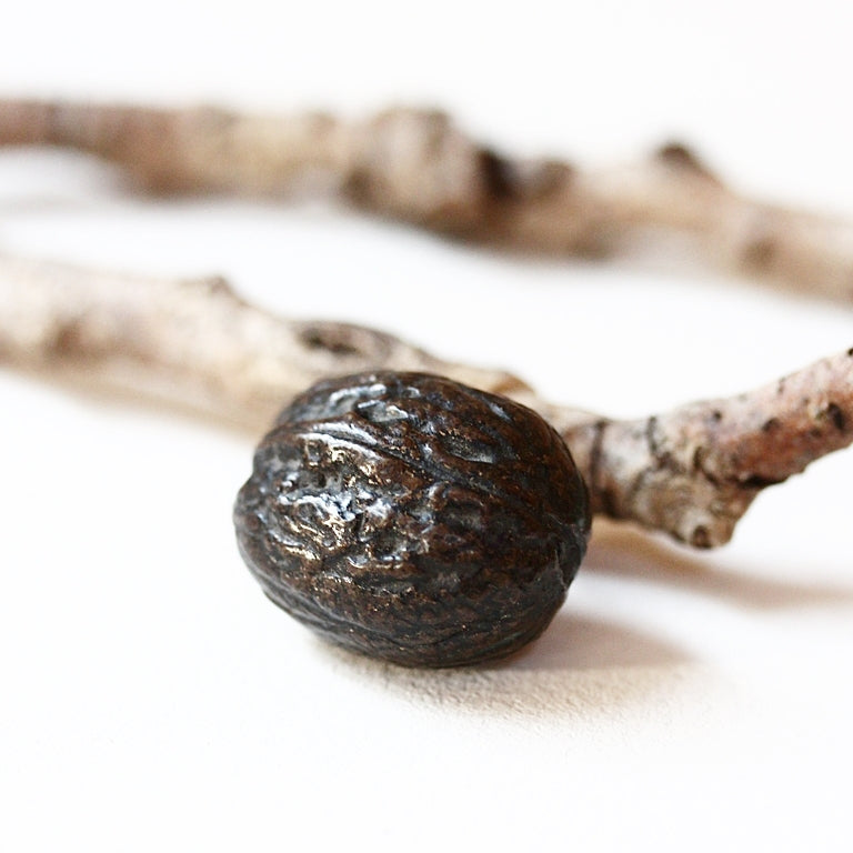 Walnuss-Handschmeichler aus massivem Messing