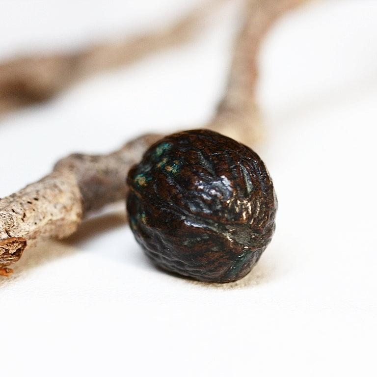 Walnuss-Handschmeichler aus massivem Messing