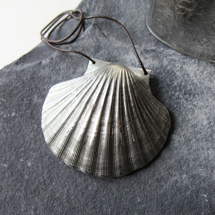Pewter Pilgrim Flask Gift Set – St. James Scallop Shell Hip Flask