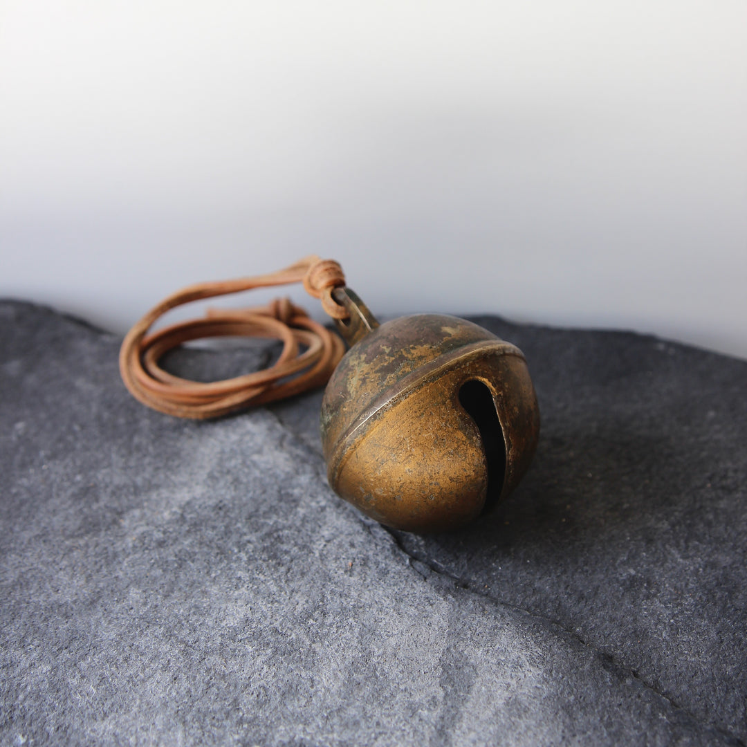 Kugelschelle aus Messing – Pferde- & Schlittenglocke, um 1900