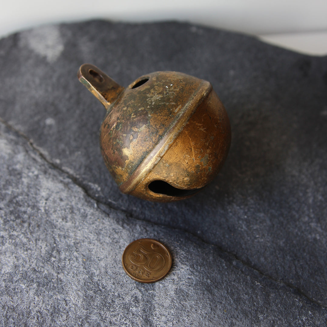 Kugelschelle aus Messing – Pferde- & Schlittenglocke, um 1900