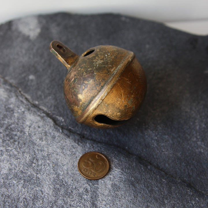Kugelschelle aus Messing – Pferde- & Schlittenglocke, um 1900