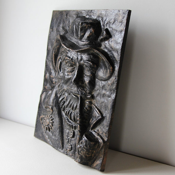 Wandrelief Mann mit Pfeife – Gusseisen