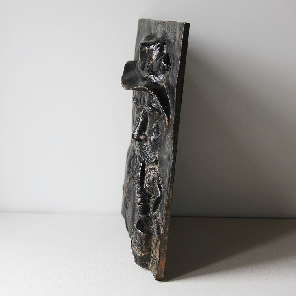 Wandrelief Mann mit Pfeife – Gusseisen