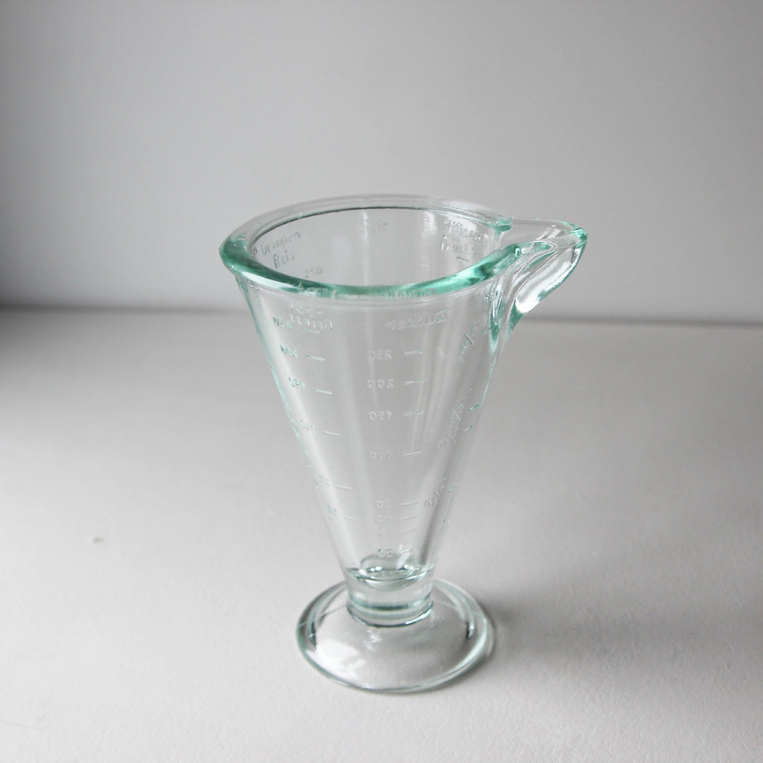 Messbecher aus Pressglas – 1920/30er Jahre