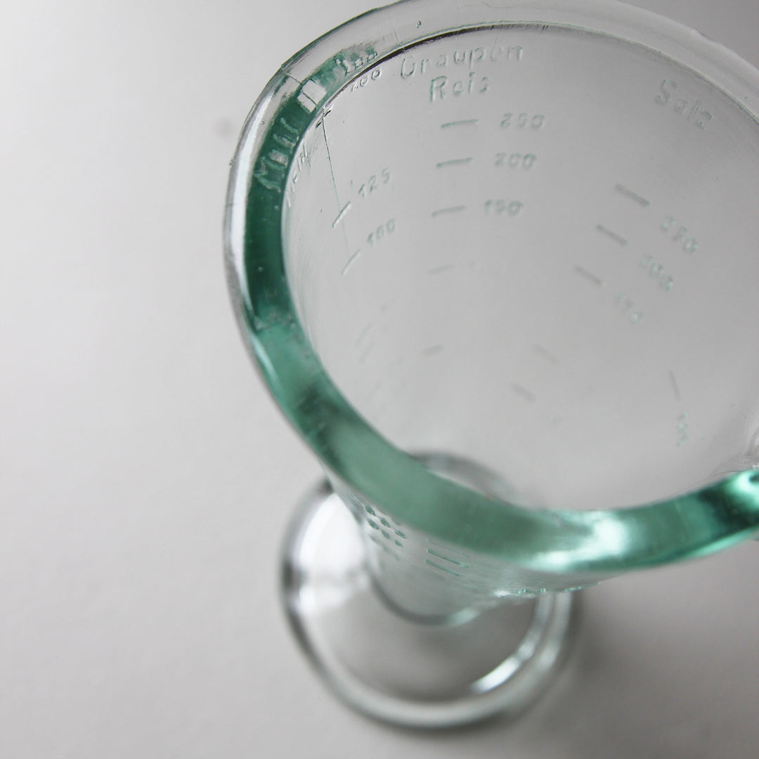 Messbecher aus Pressglas – 1920/30er Jahre