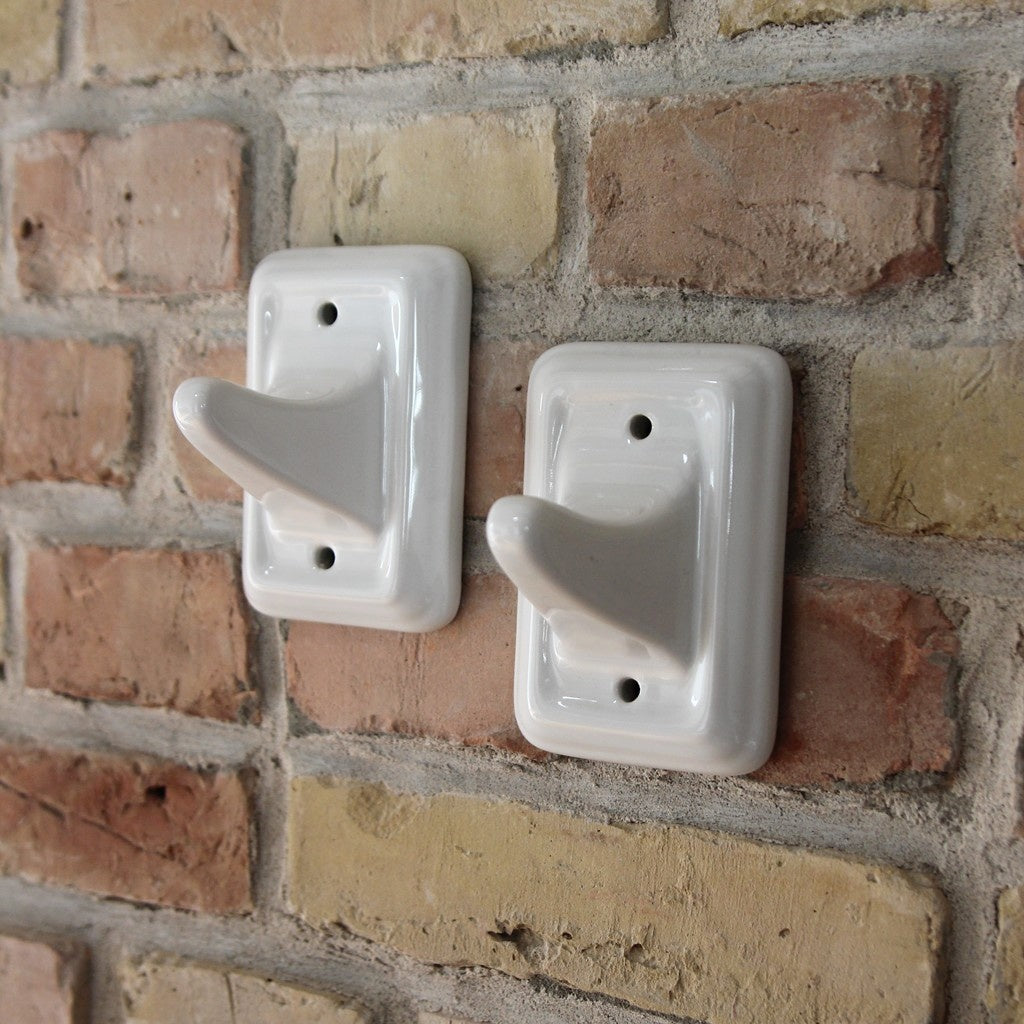 Wandhaken aus weißer Keramik – 2er Set, 1920er–1940er Jahre