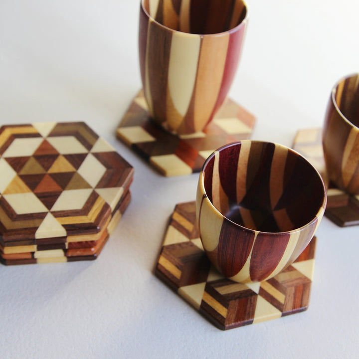 Japanisches Yosegi Holzbecher-Set mit 8 Untersetzern