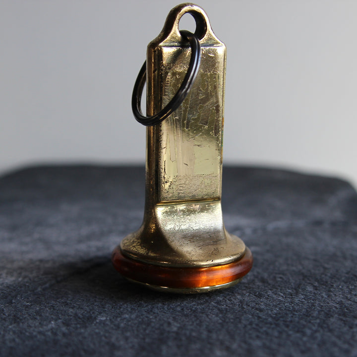 Französischer Hotelschlüsselanhänger aus massivem Messing – 1960er Jahre