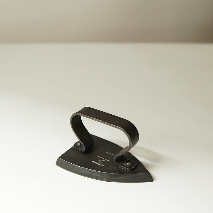 Ancien fer à repasser de voyage