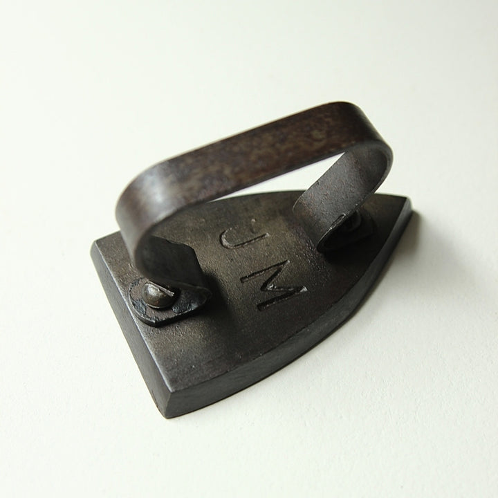 Ancien fer à repasser de voyage