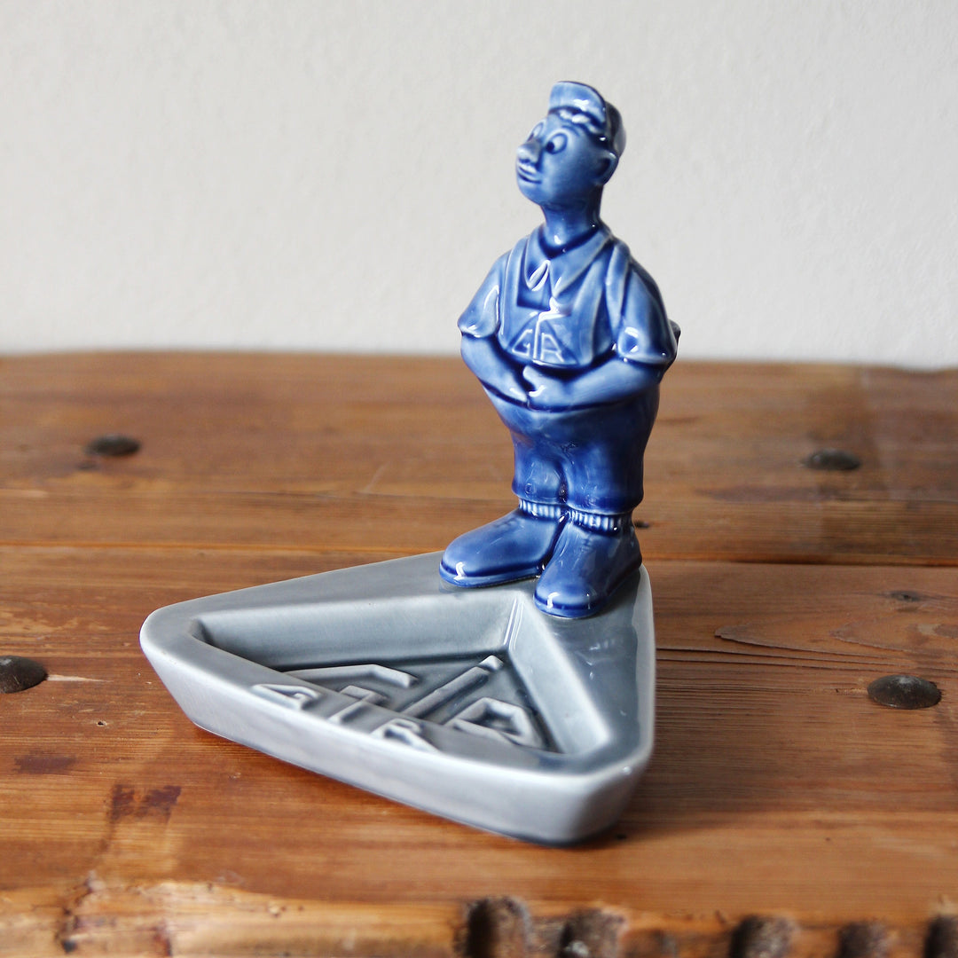 Cendrier en céramique GIR avec figurine de plombier – France, années 1960