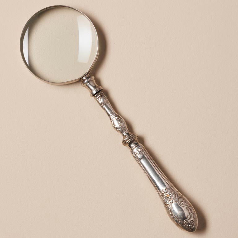 Edle Lupe mit Griff im Stil antiken Bestecks und klarer Glaslinse.