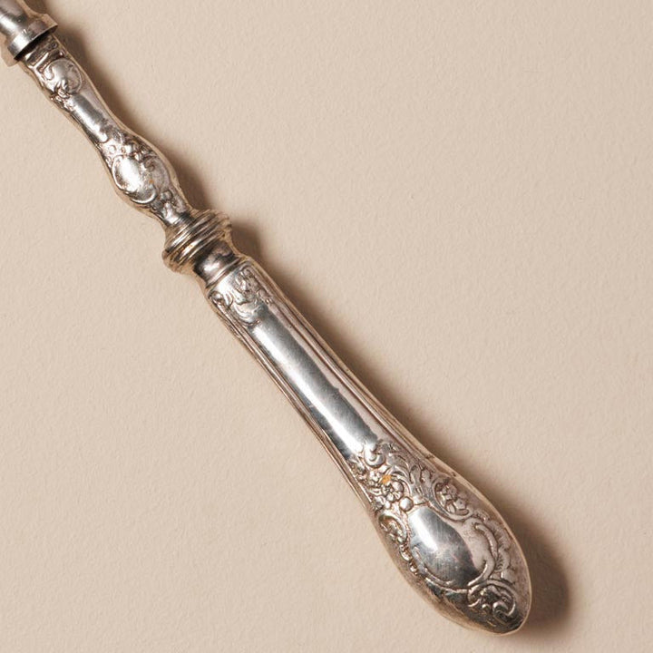 Edle Lupe mit Griff im Stil antiken Bestecks und klarer Glaslinse.