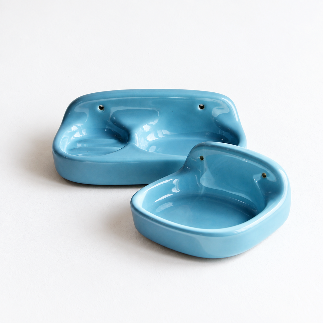 Zwei alte hellblaue Wand-Seifenschalen aus glasierter Keramik aus Belgien, kleine Ausführung mit einer und große Ausführung mit zwei Ablageflächen.