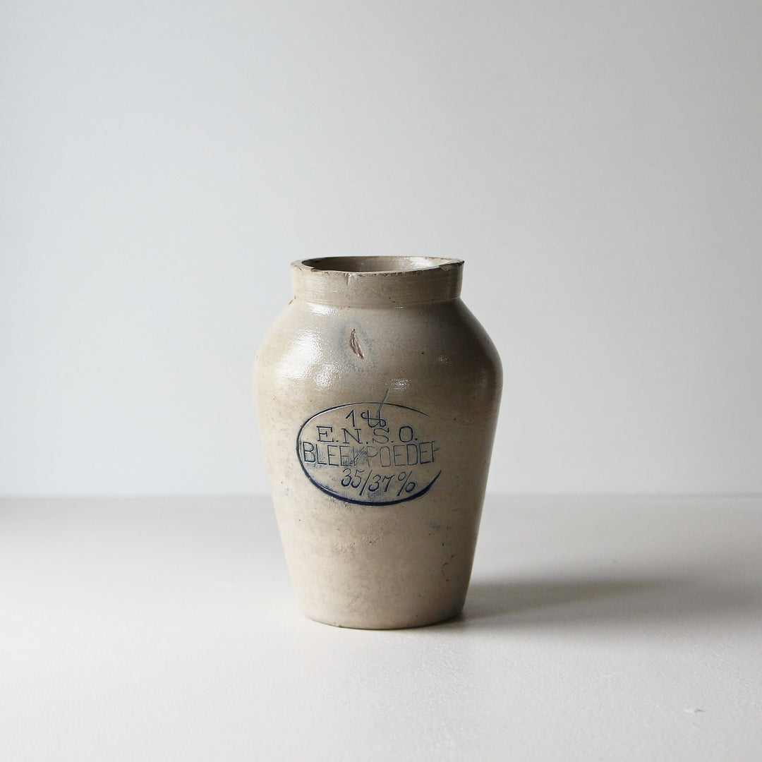 Antiker Steinzeugkrug mit blauer Aufschrift „E.N.S.O. Bleekpoeder“, salzglasiertes Westerwälder Steinzeug aus den 1920er bis 1940er Jahren.