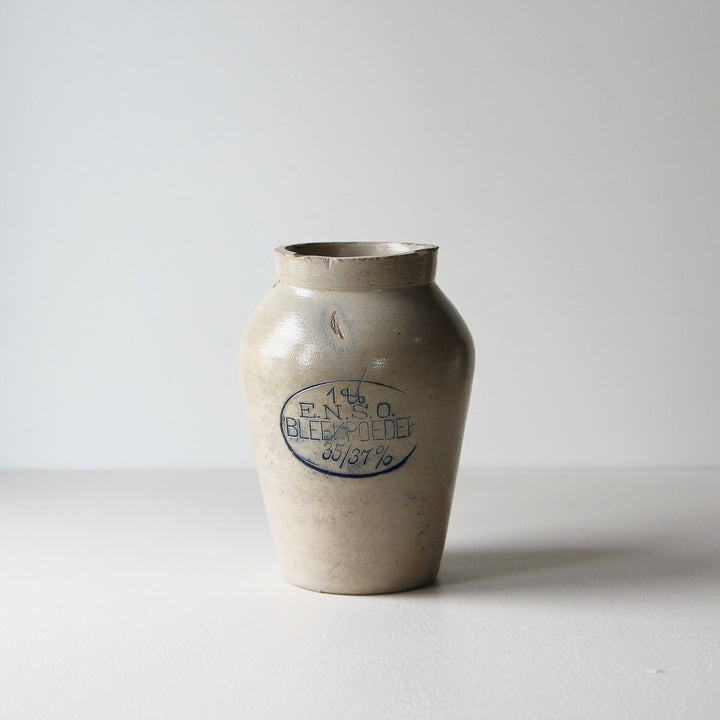 Antiker Steinzeugkrug mit blauer Aufschrift „E.N.S.O. Bleekpoeder“, salzglasiertes Westerwälder Steinzeug aus den 1920er bis 1940er Jahren.