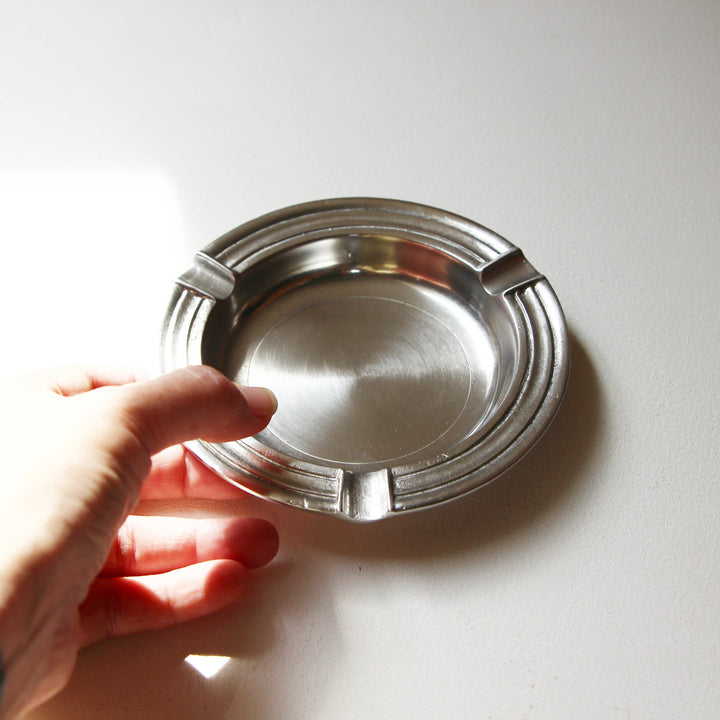 Aschenbecher Vesuvio aus Zinn im Einsatz