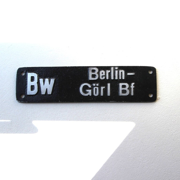 Historisches Bahnbetriebswerk-Schild „Bw Berlin Görl Bf“ aus schwarzem Gusseisen mit weißer Schrift als hochwertiger Nachguss eines Lokomotiv-Heimatschilds.