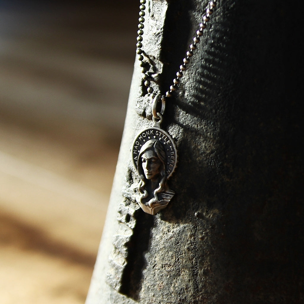 SOLDES - Pendentif Saint de Berlin