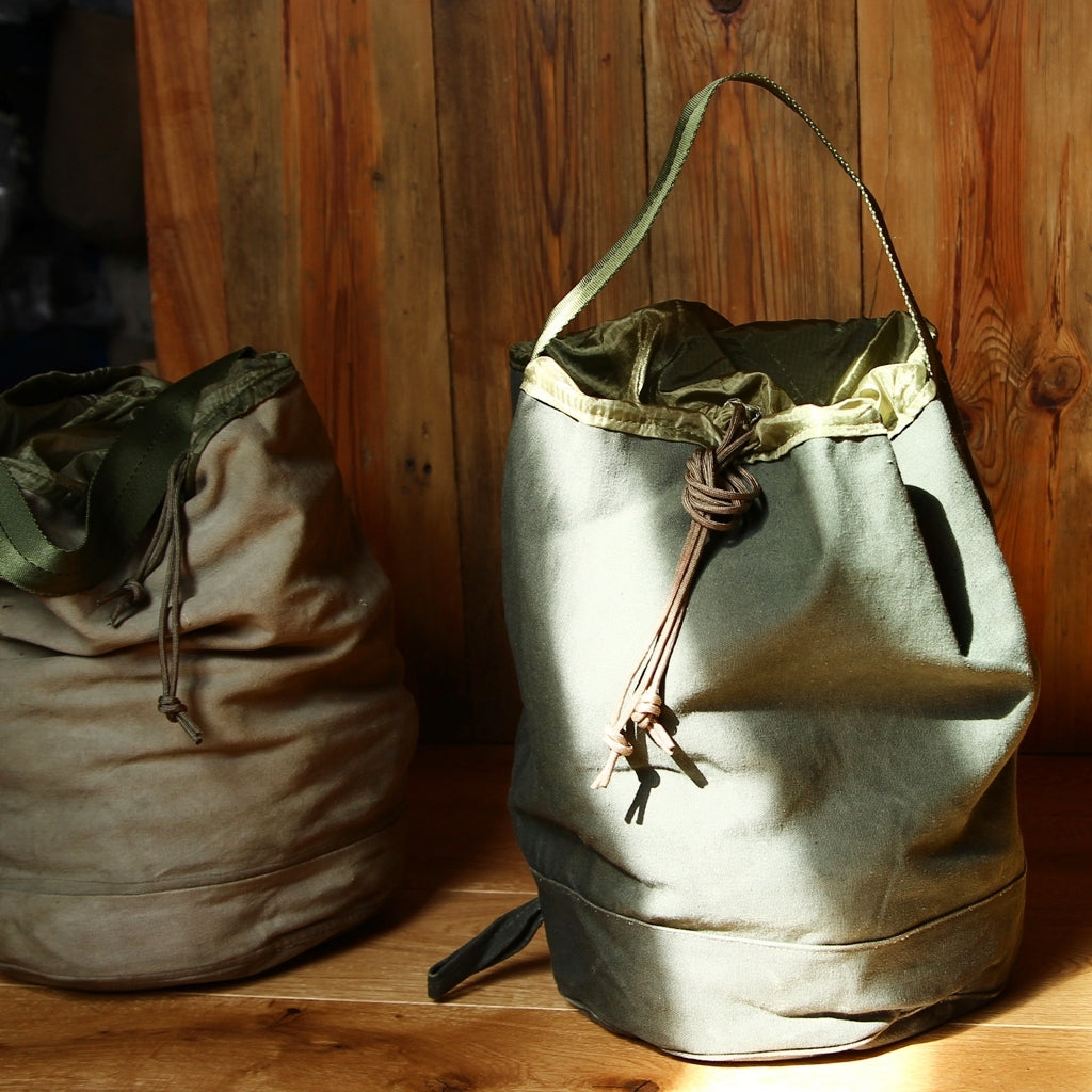 Beutel Tasche mit Zugband aus recyceltem Zeltstoff in Olivgrün
