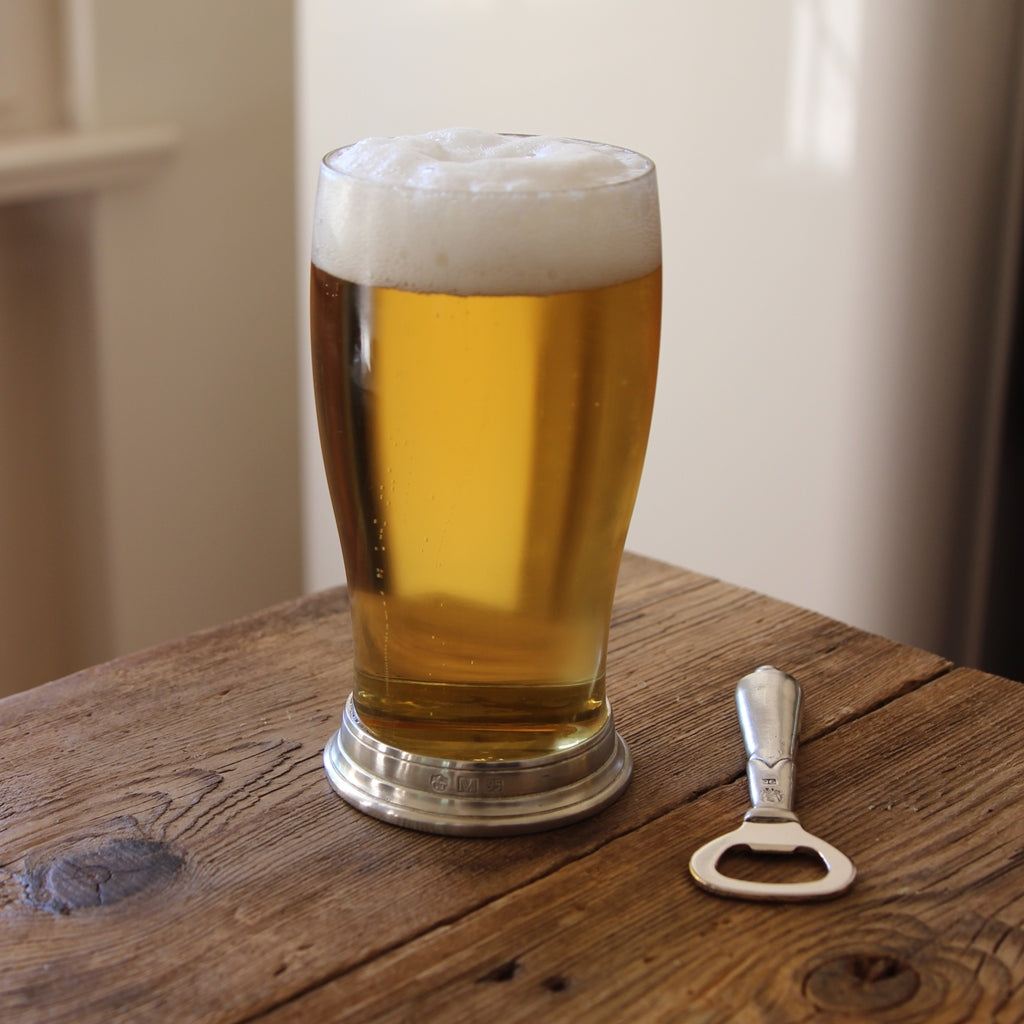 Bierglas Sirmione aus Glas und Zinn mit Bier im Einsatz