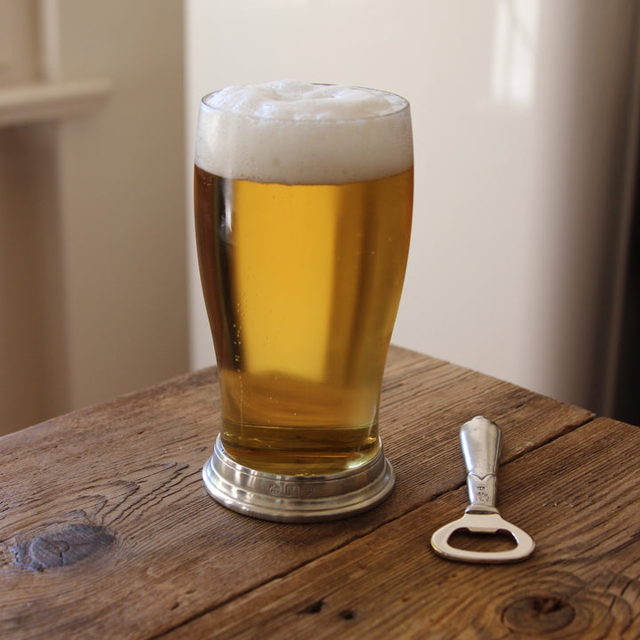 Bierglas Sirmione aus Glas und Zinn mit Bier im Einsatz